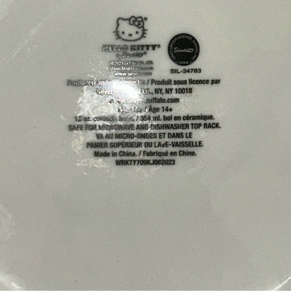 Hello Kitty Holiday Plate 2023 NWOT - Picture 4 of 4